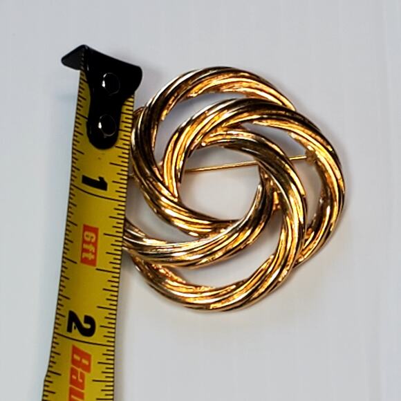 Vintage Signed Monet Round Twist Brooch Pin Gold Tone Designer Costume Jewelry - Picture 4 of 4